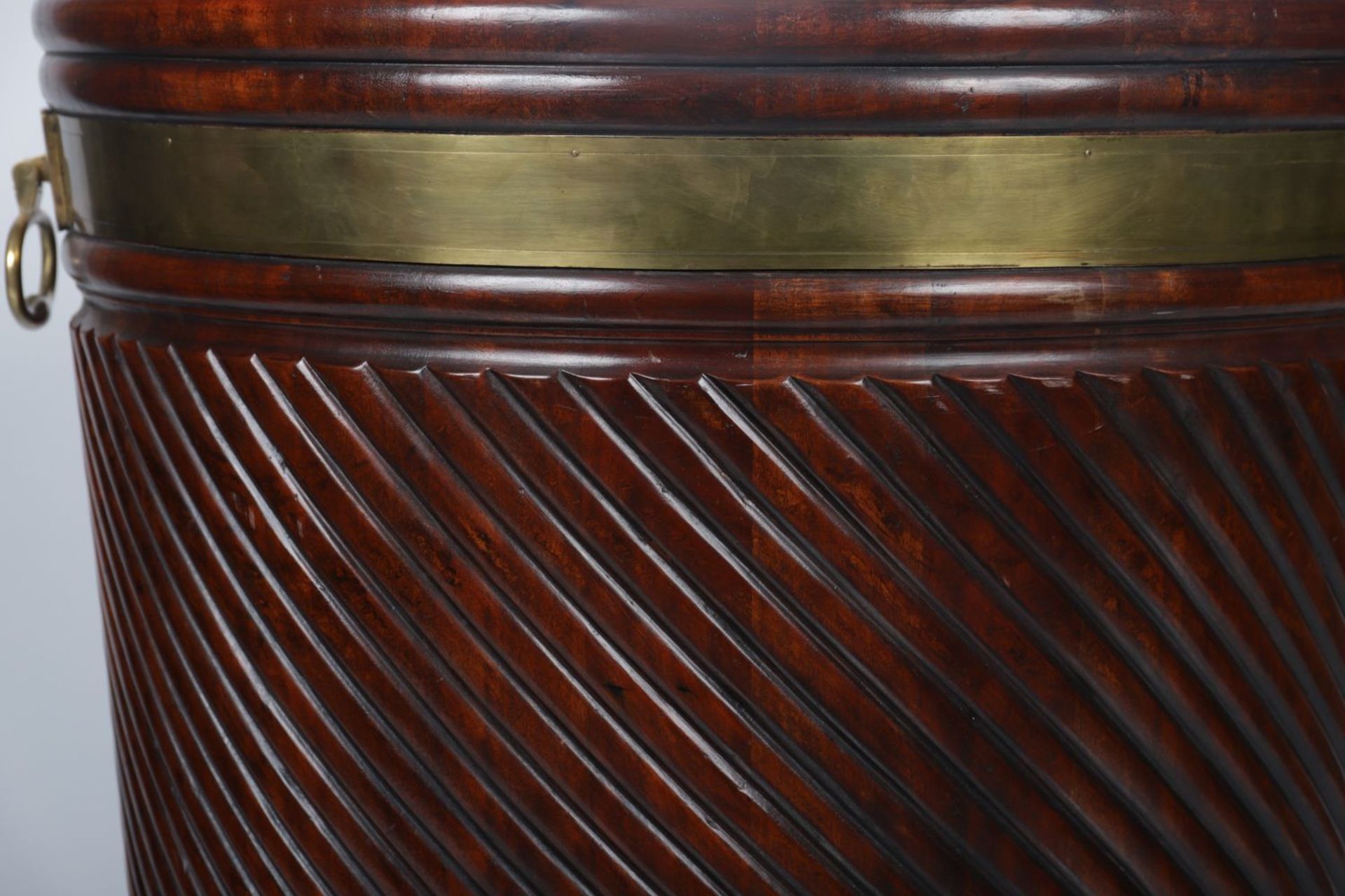 EXTREMELY LARGE IRISH MAHOGANY ESTATE BARREL - Image 3 of 4