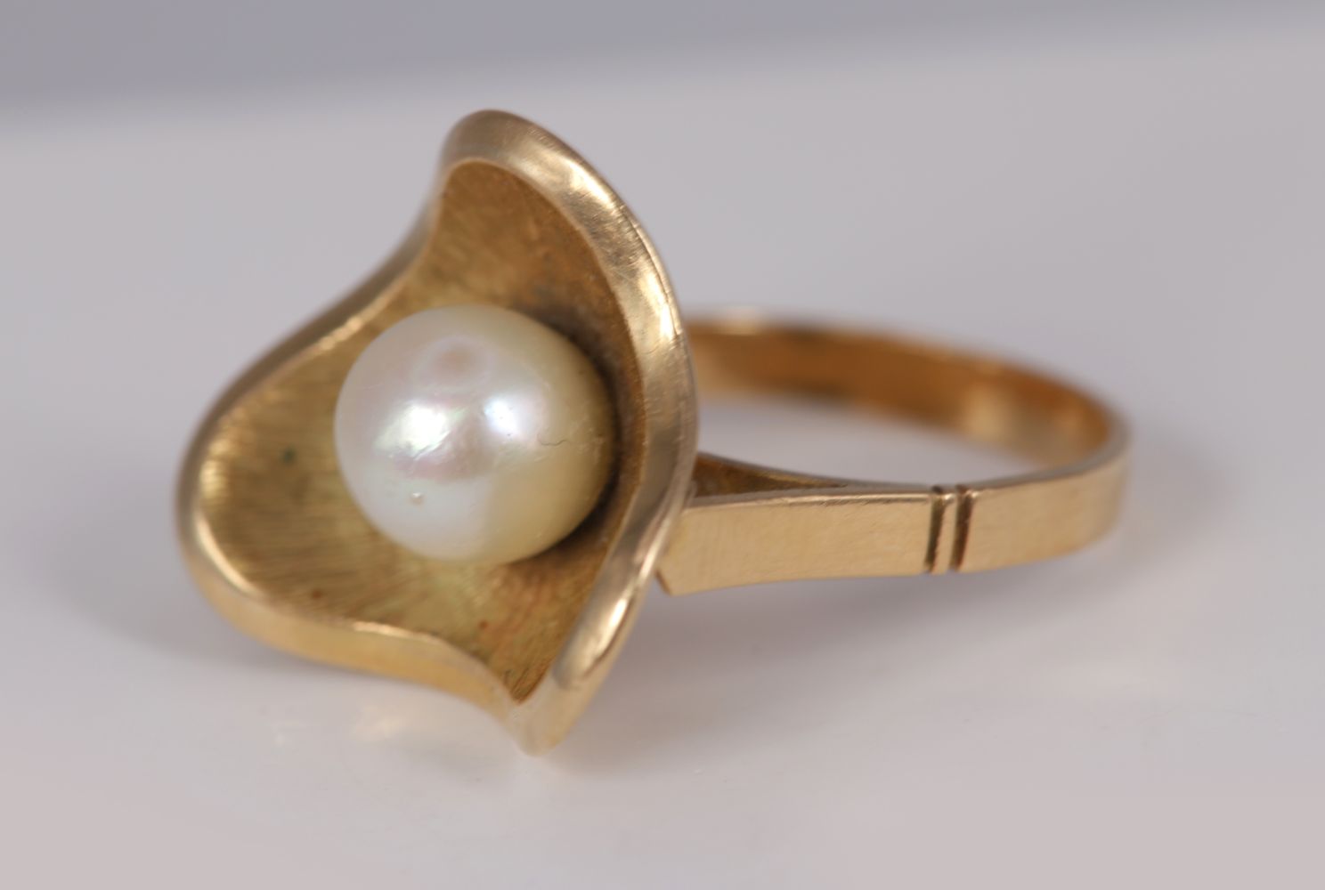 18K YELLOW GOLD & PEARL RING - Image 2 of 3
