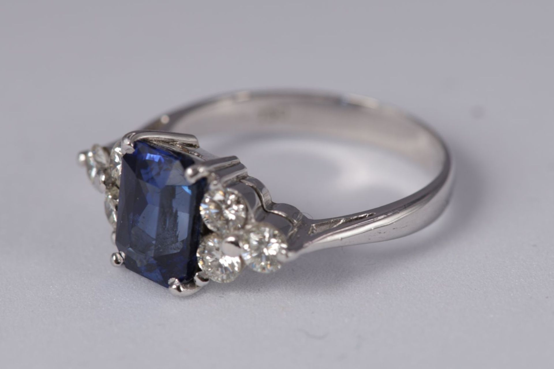 18K WHITE GOLD, SAPPHIRE & DIAMOND RING - Image 3 of 4