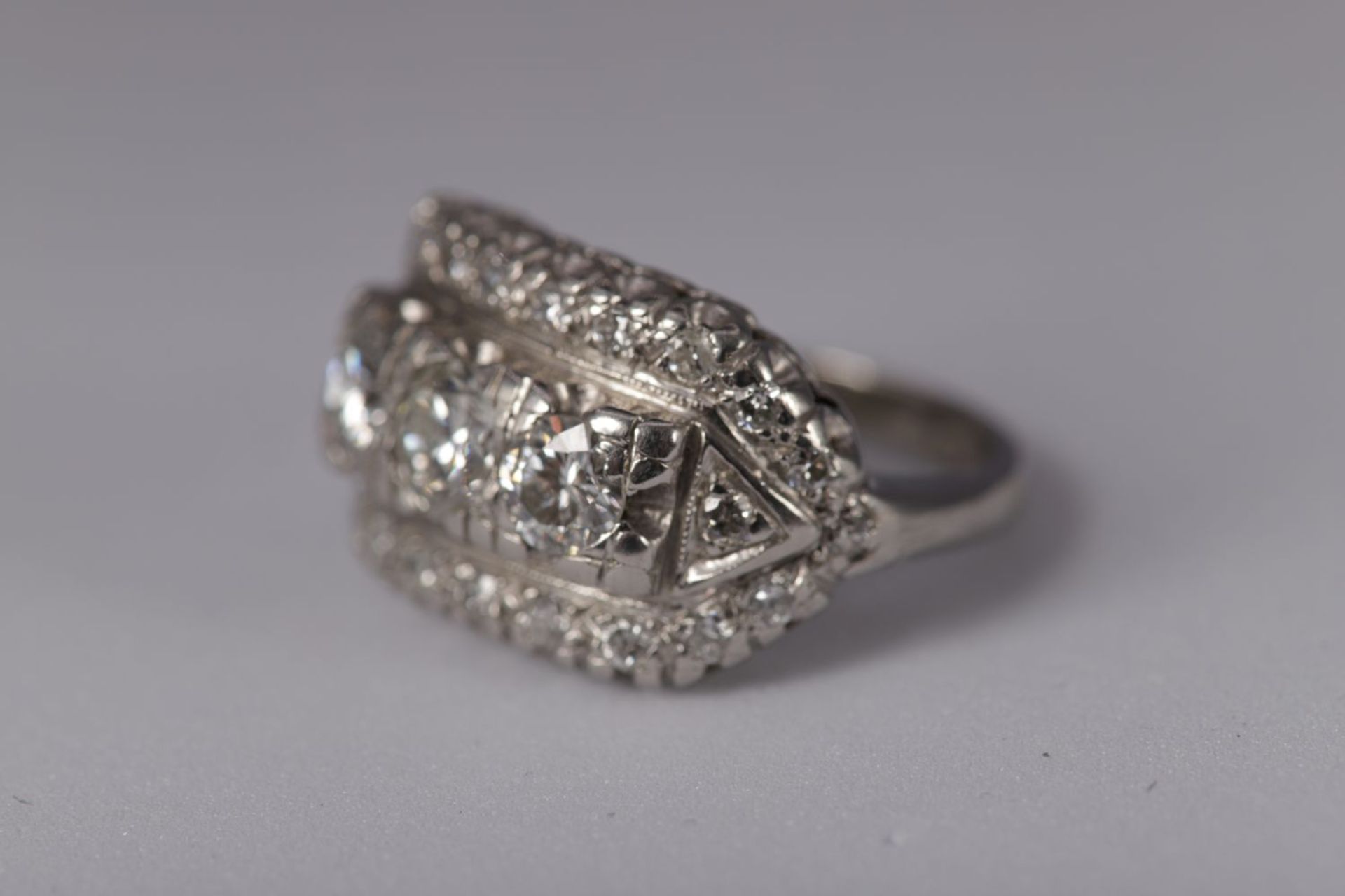 GOLD AND DIAMOND CLUSTER RING - Image 3 of 4