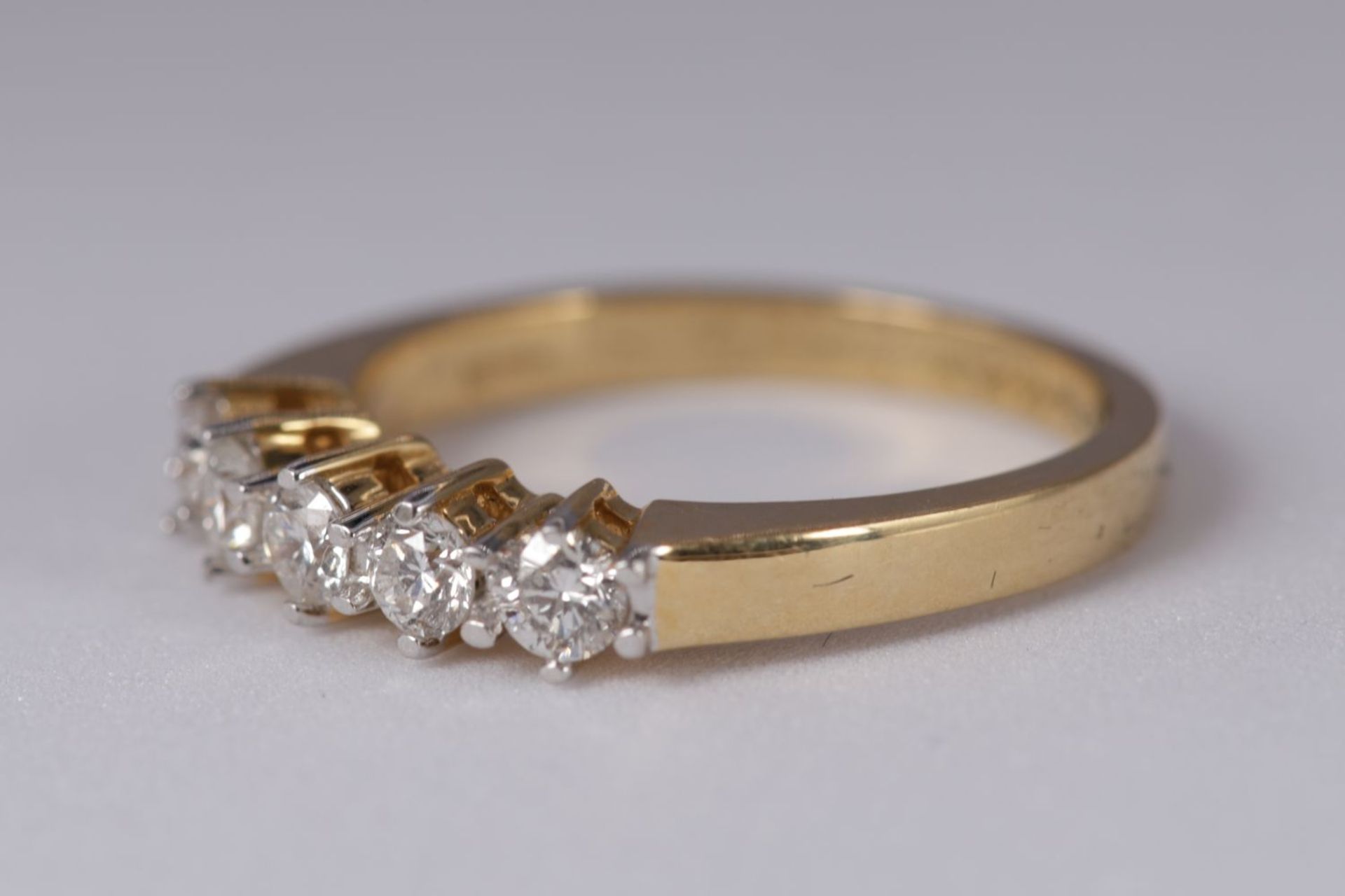 18K YELLOW GOLD 5-STONE DIAMOND RING - Image 2 of 4