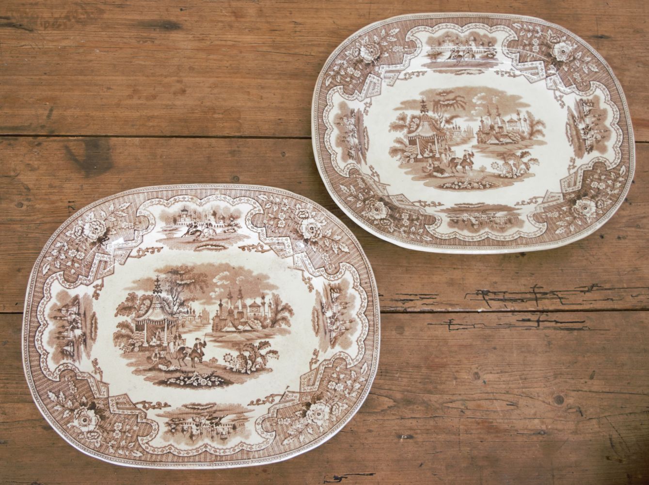 PAIR OF BROWN WILLOW PATTERN TURKEY PLATES