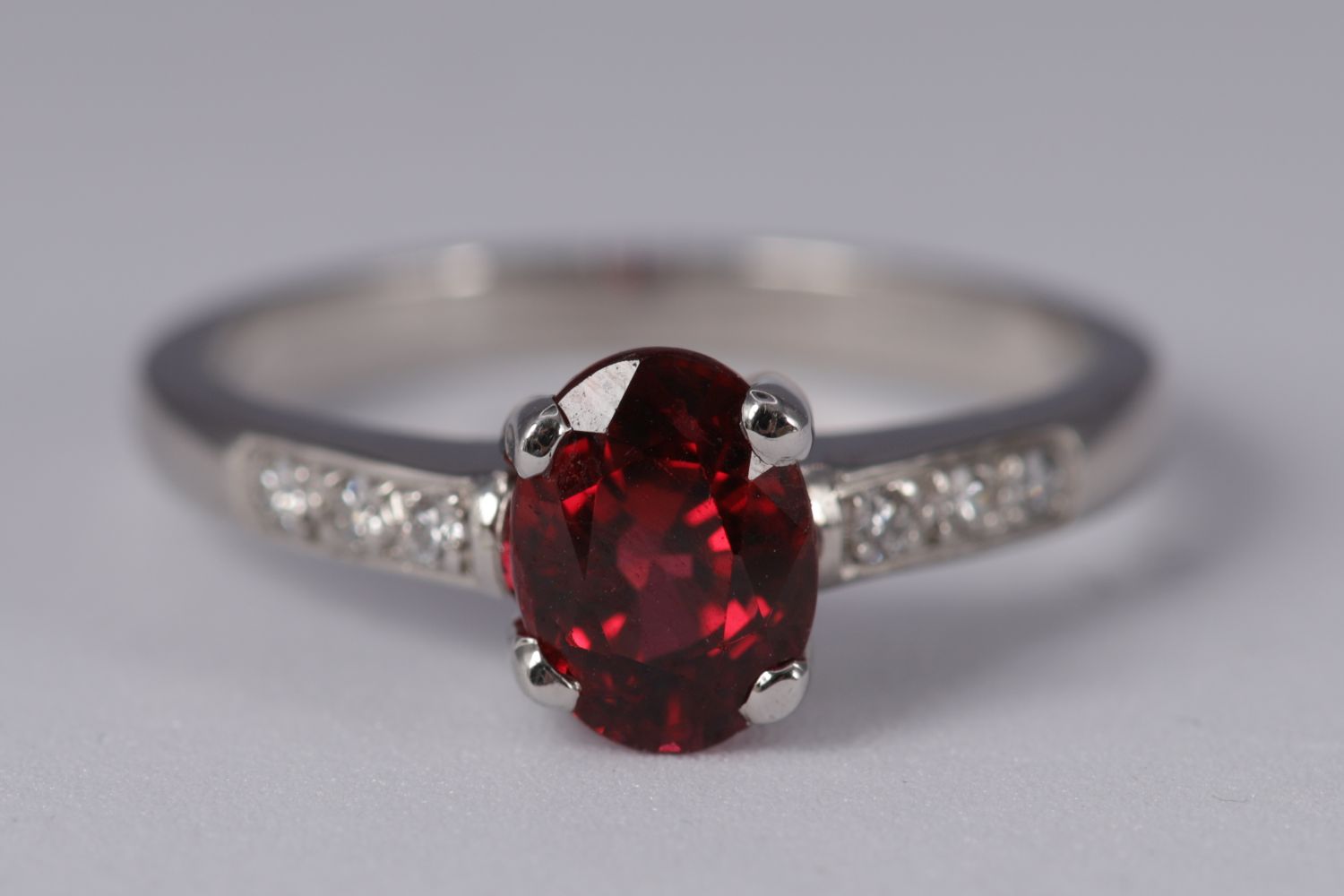 18K WHITE GOLD, SPINEL & DIAMOND RING - Image 4 of 4