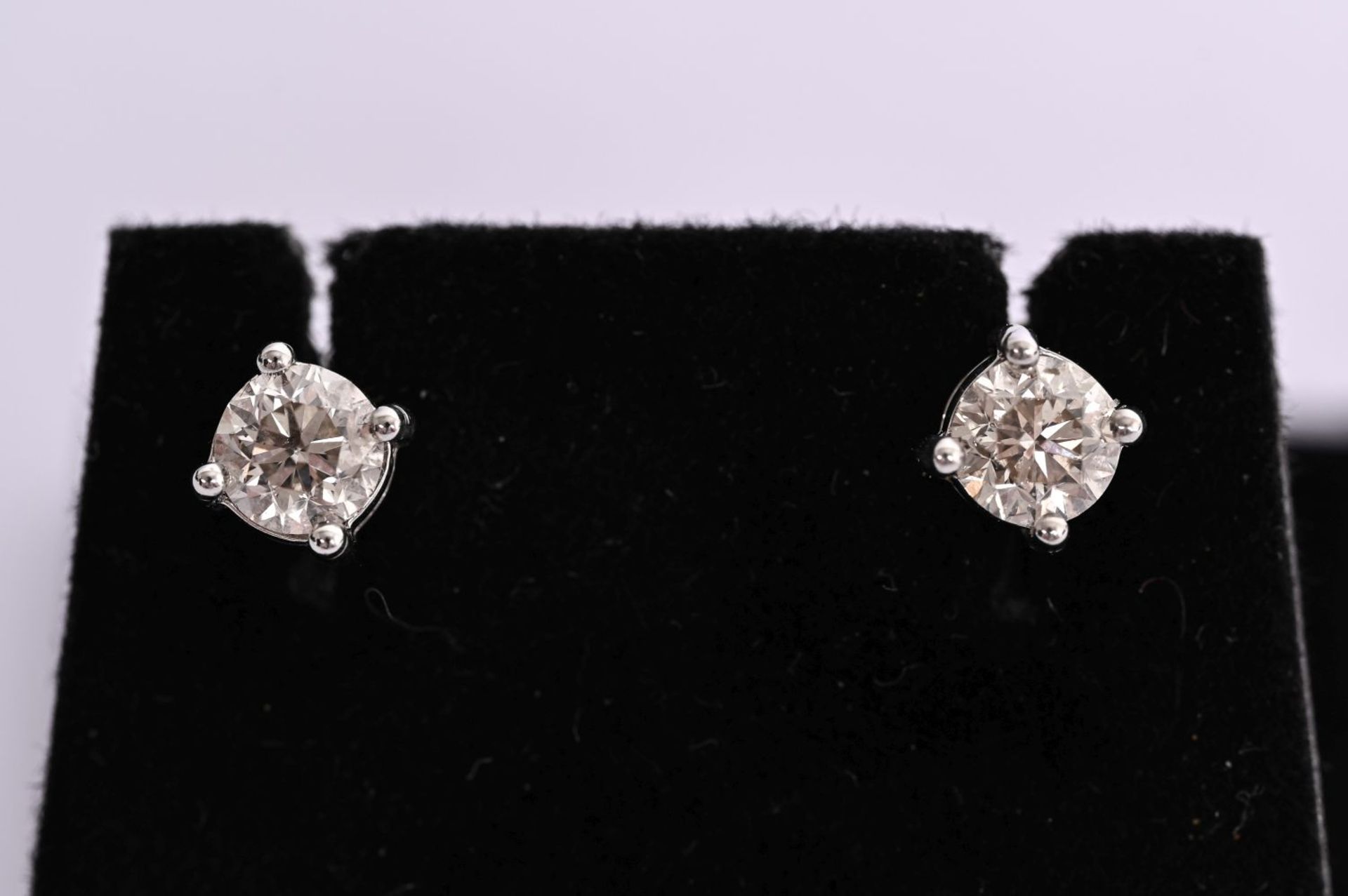 18K WHITE GOLD DIAMOND STUD EARRINGS