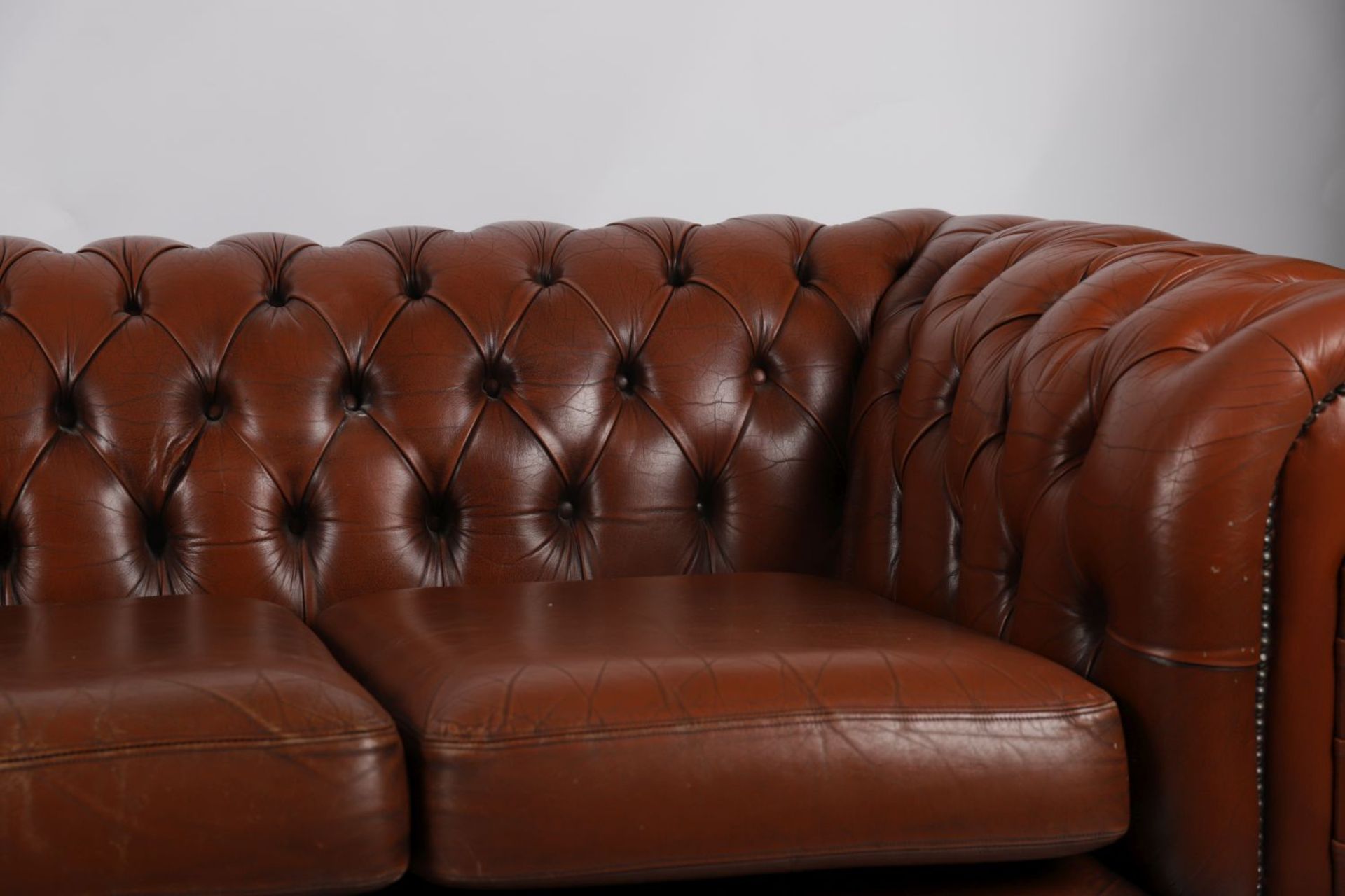 LEATHER UPHOLSTERED ROLL BACK CHESTERFIELD SETTEE - Image 3 of 3