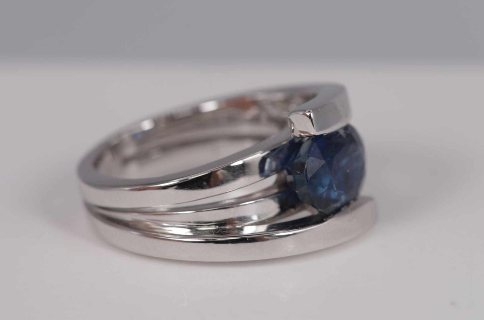 18K WHITE GOLD AND SAPPHIRE RING - Image 3 of 3