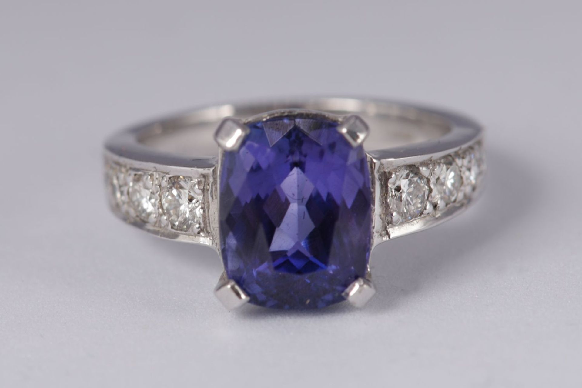 18K WHITE GOLD, TANZANITE AND DIAMOND RING