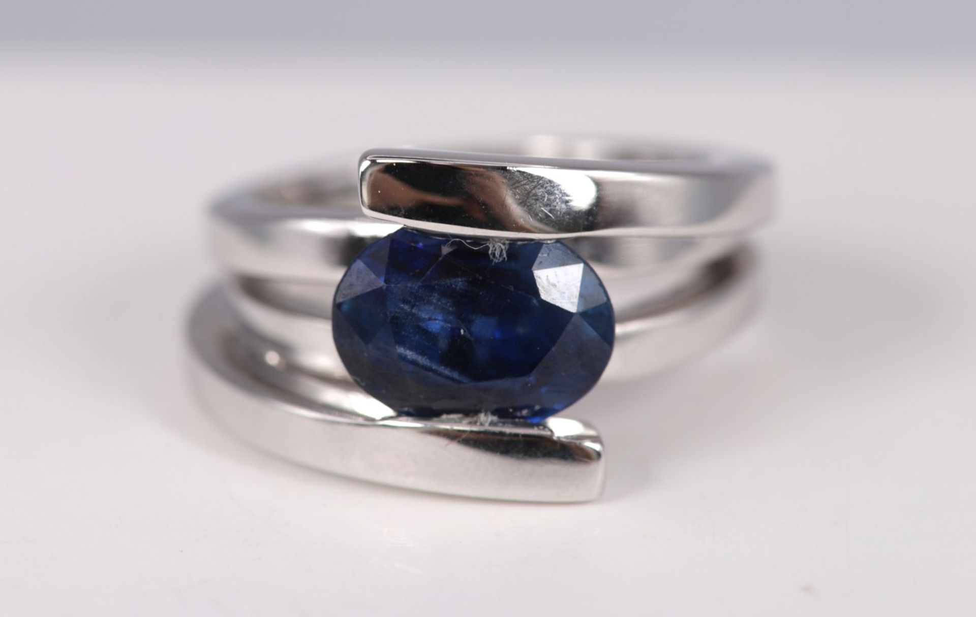18K WHITE GOLD AND SAPPHIRE RING