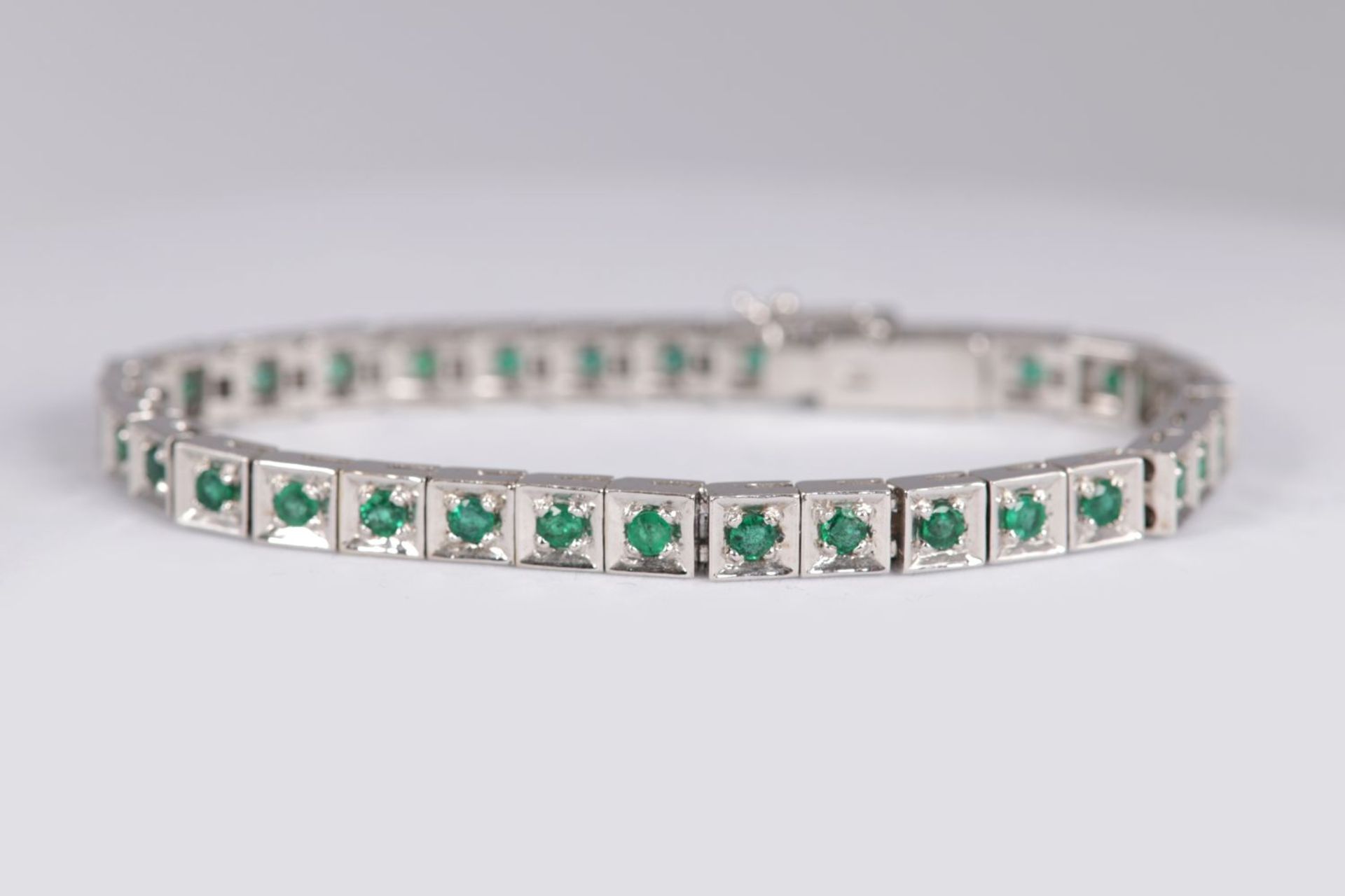 18K WHITE GOLD & EMERALD BRACELET