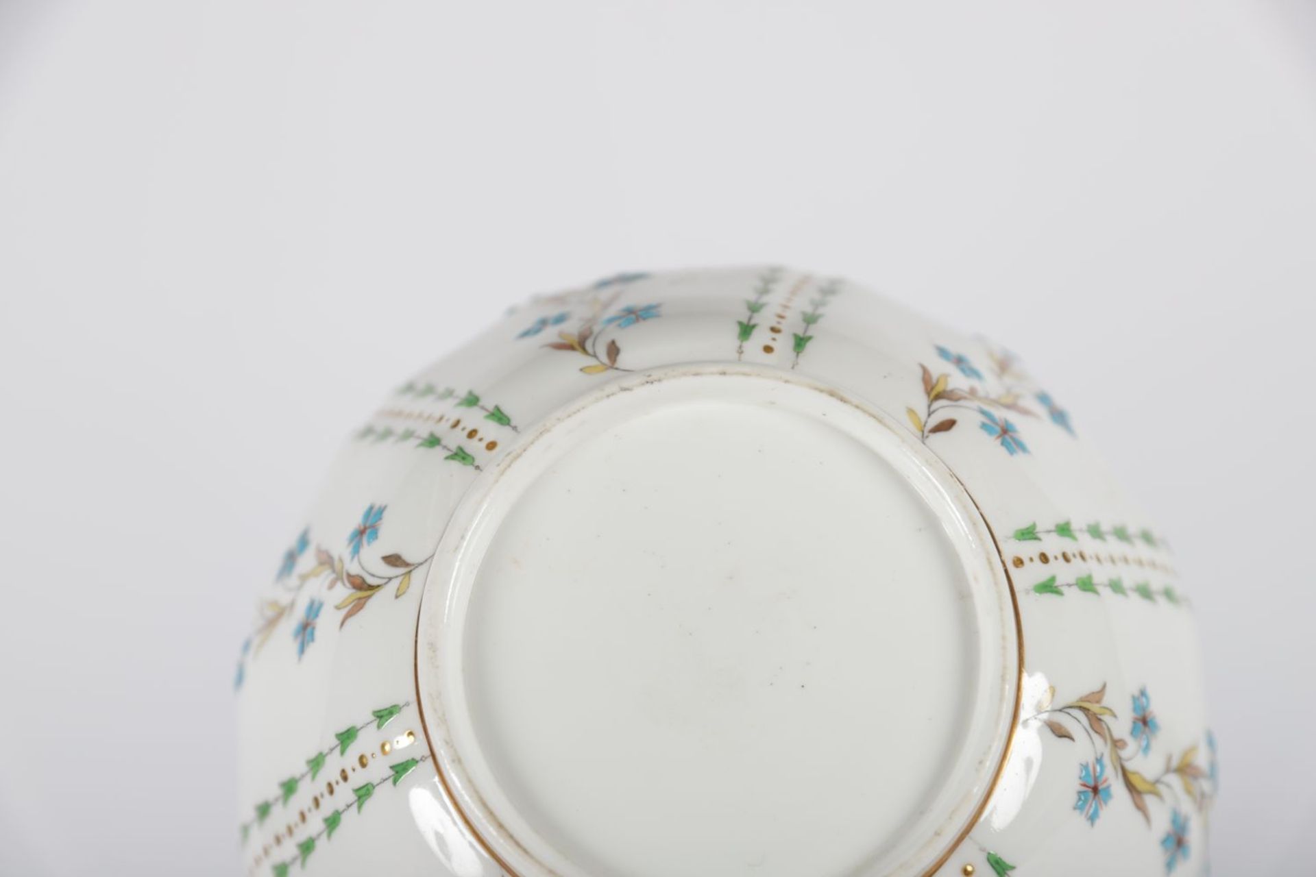 19TH-CENTURY ENGLISH PORCELAIN POLYCHROME BOWL - Image 2 of 2