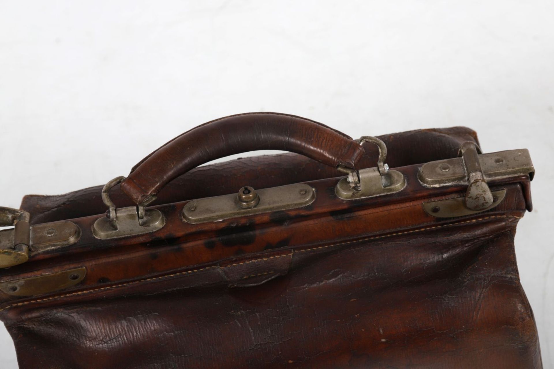 SMALL VINTAGE LEATHER GLADSTONE BAG - Image 2 of 2
