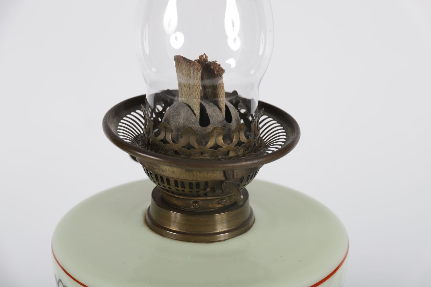 VICTORIAN BRASS MILK GLASS OIL LAMP - Image 4 of 4