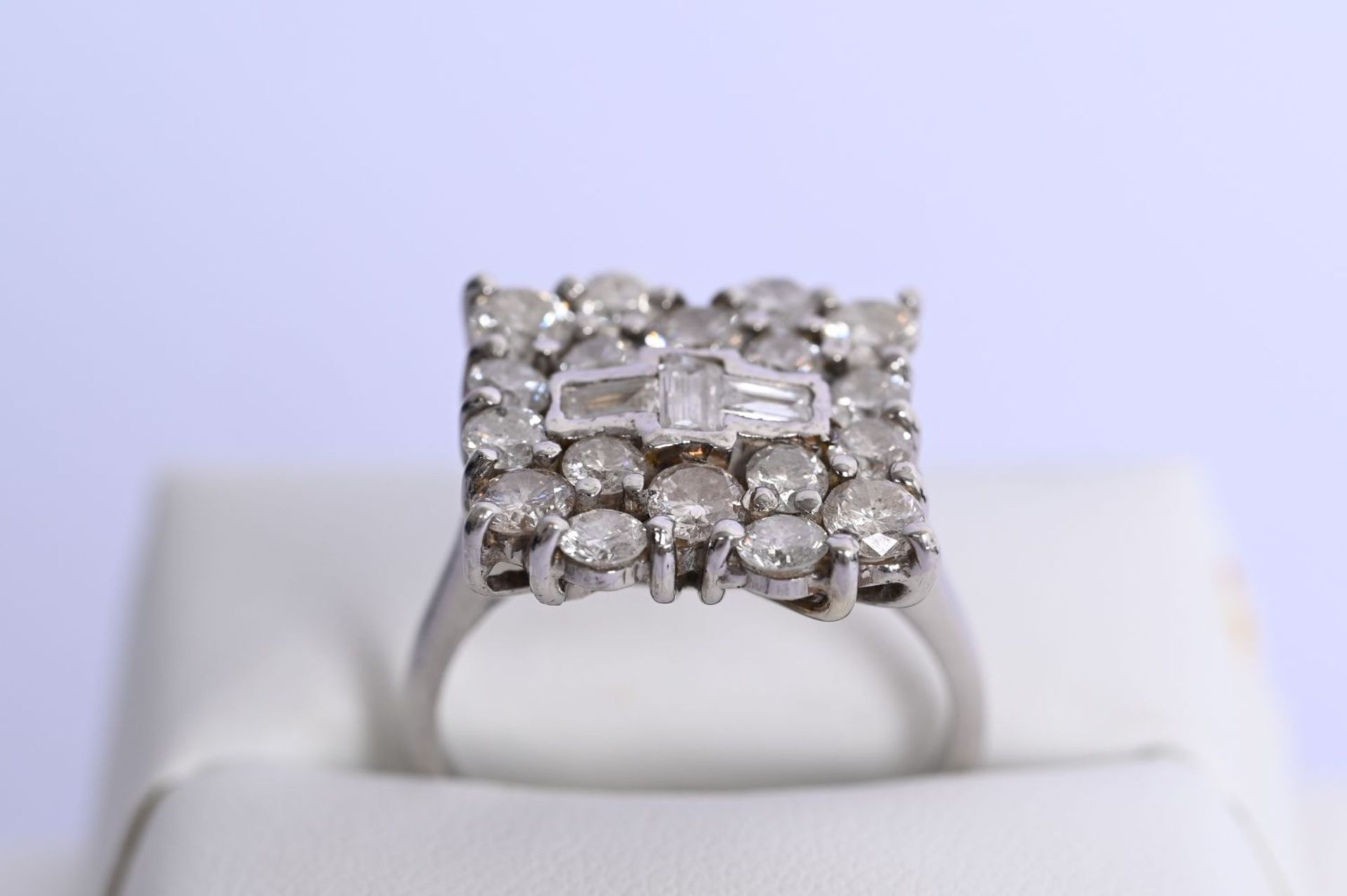 18K WHITE GOLD DIAMOND CLUSTER RING