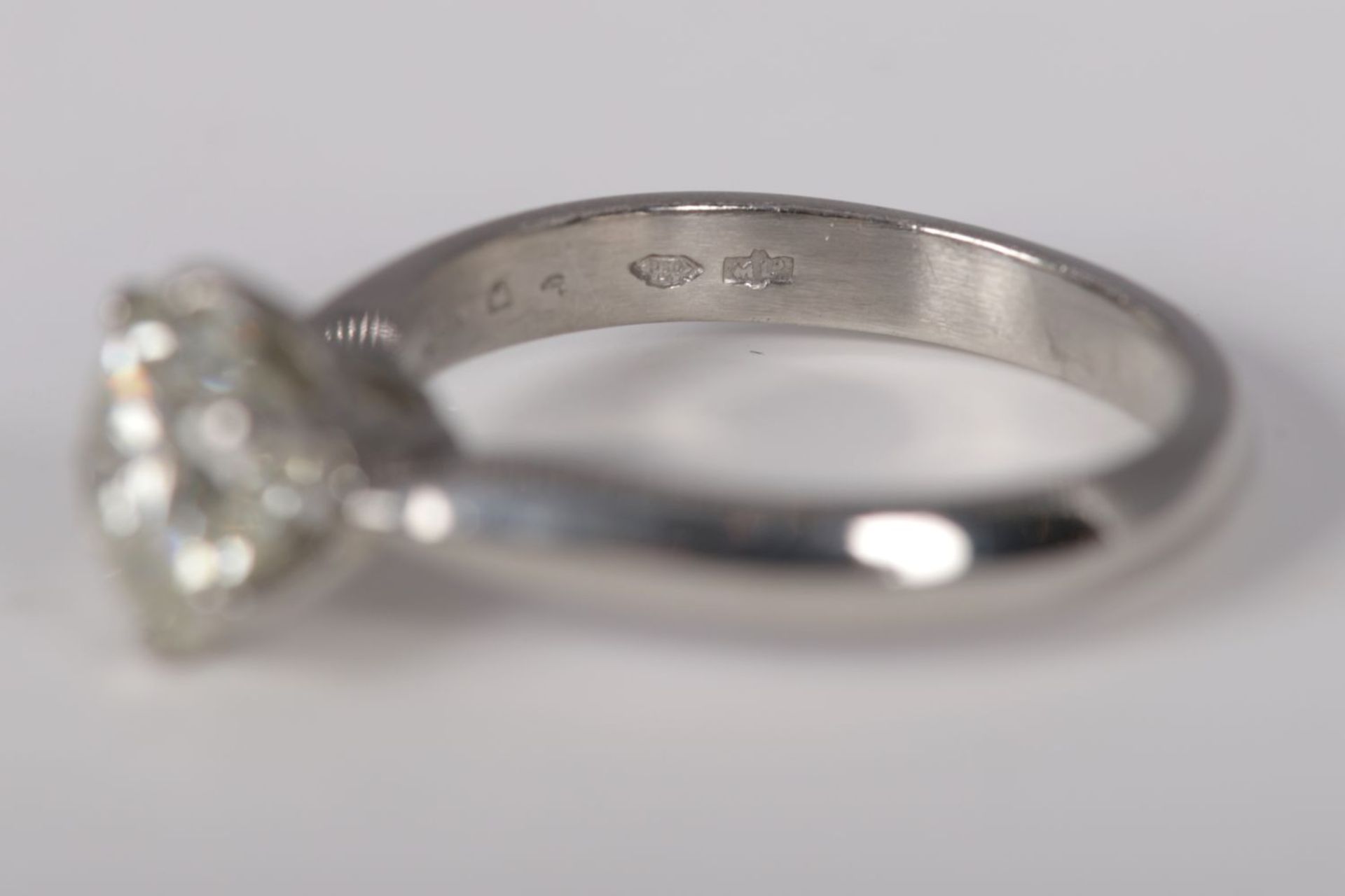 18K PLATINUM & DIAMOND SOLITAIRE RING - Image 3 of 3