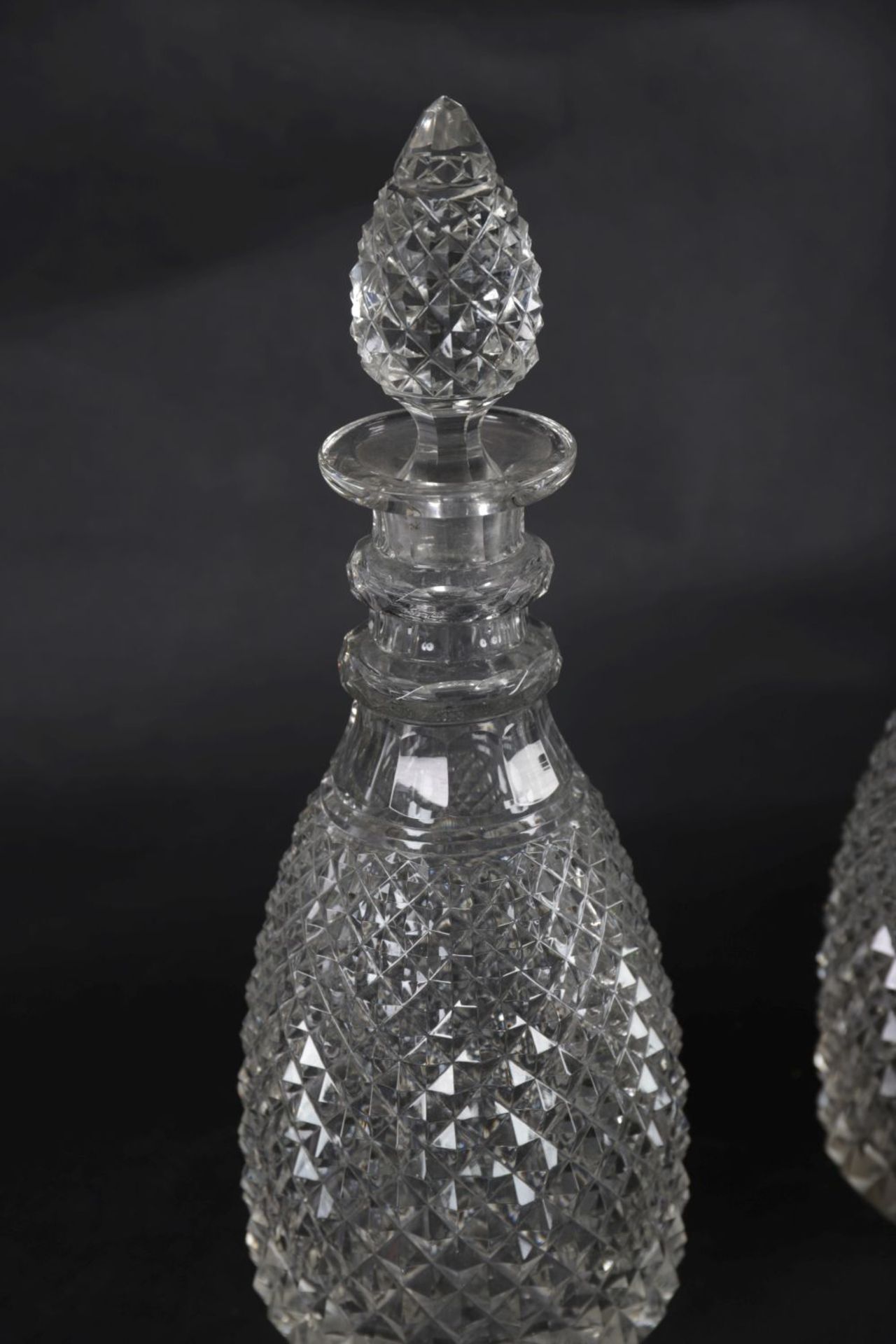 PAIR 18TH-CENTURY IRISH CUT-GLASS DECANTERS - Bild 2 aus 3