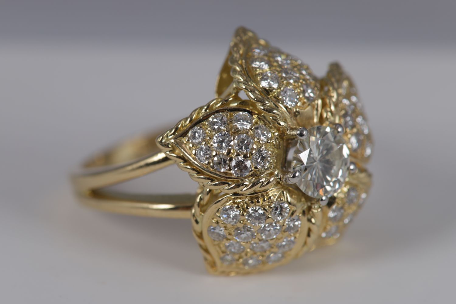 18K GOLD DESIGNER DAISY RING - Image 2 of 4