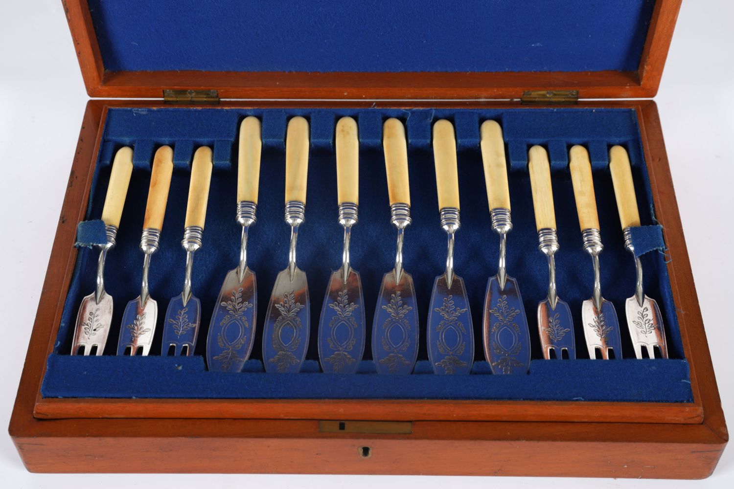 23-PIECE SET OF FISH KNIVES AND FORKS