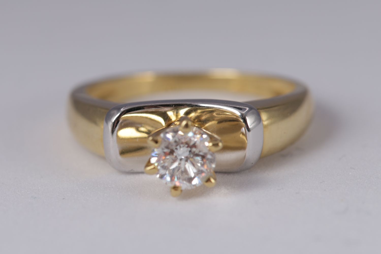 18K GOLD DIAMOND SOLITAIRE RING