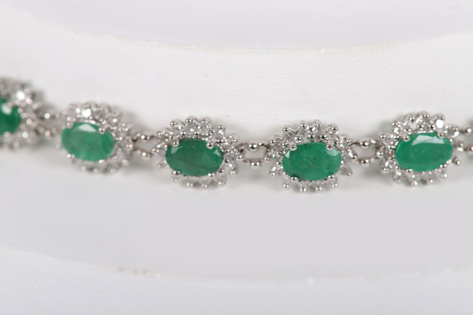 18K GOLD, DIAMOND AND EMERALD BRACELET - Image 3 of 4