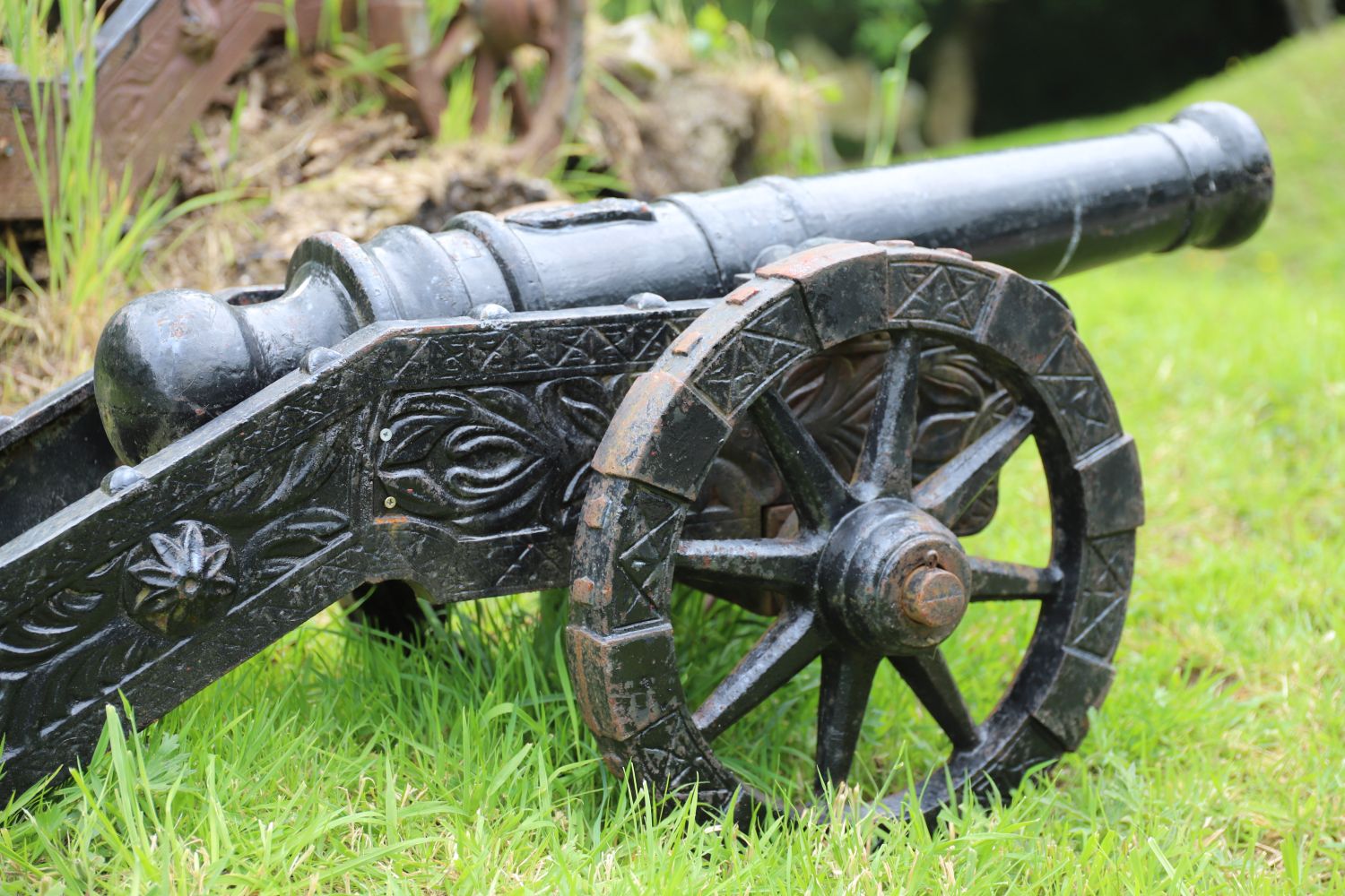 PAIR LARGE CAST IRON CANNONS - Image 2 of 5