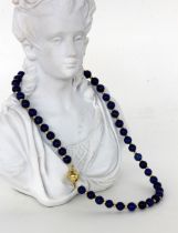 HALSKETTE MIT LAPISLAZULI.