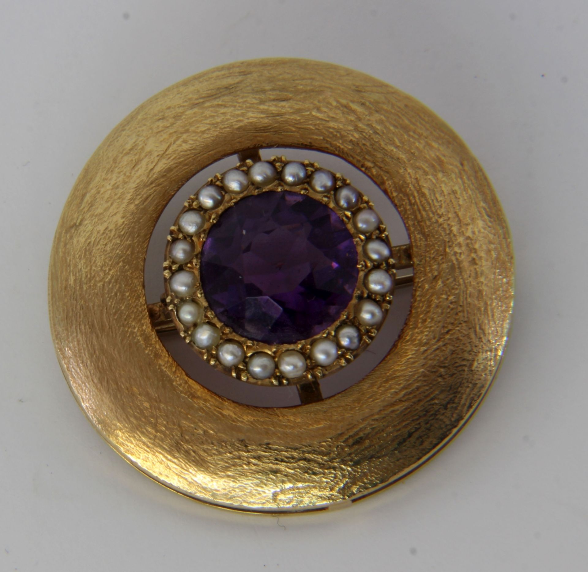 BROSCHE. 585/000 Gelbgold mit Amethyst