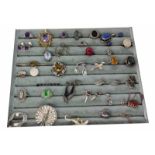 LOT VON 35 TEILEN SCHMUCK. Meist