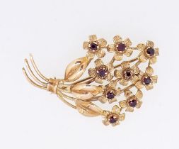 A 15 carat gold garnet set spray brooch, 4cm, 5.3g