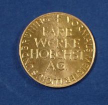 A German gold coin 100th anniversary of Farb Werke Hoechst Ag. 1963, 7.9g 900 fine gold - Cond: EF