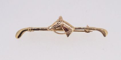 A 9 carat gold horse and crop bar brooch, 2g, 5cm