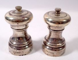 A silver pair of salts and pepper grinders, 11cm, Sheffield 2001