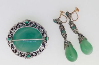 An Arts & Crafts Dorrie Nossiter brooch and pendant earrings set chrysoprase, the earrings 5.2cm