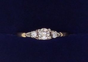 An Edwardian 18 carat gold three stone diamond ring, 1.8g, size M to N