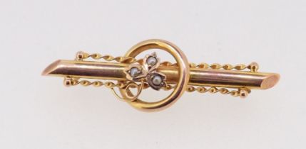 An Edwardian 9 carat gold bar brooch set seed pearl trefoil, 2.1g, 4.5cm