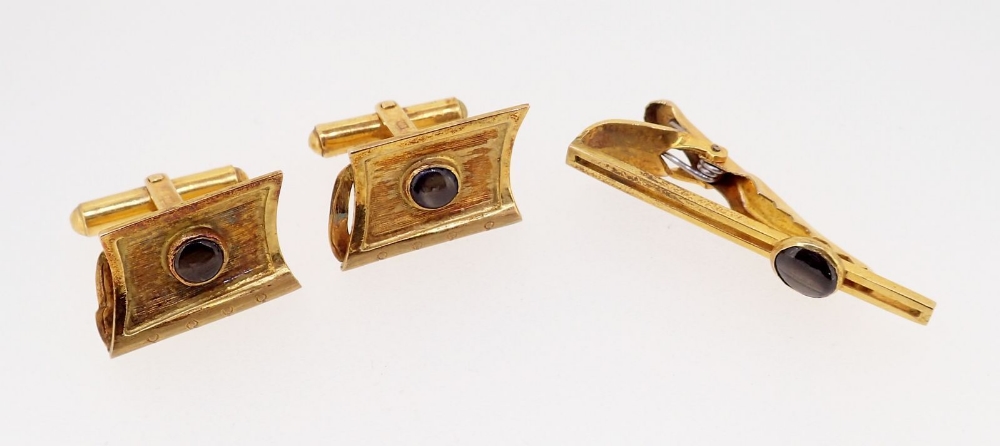 A pair of 14k gold stone set cufflinks and tie pin, 10g