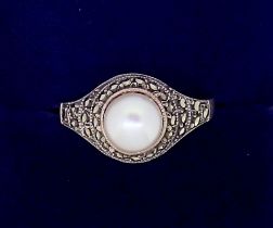 A silver and marcasite pearl ring, size P