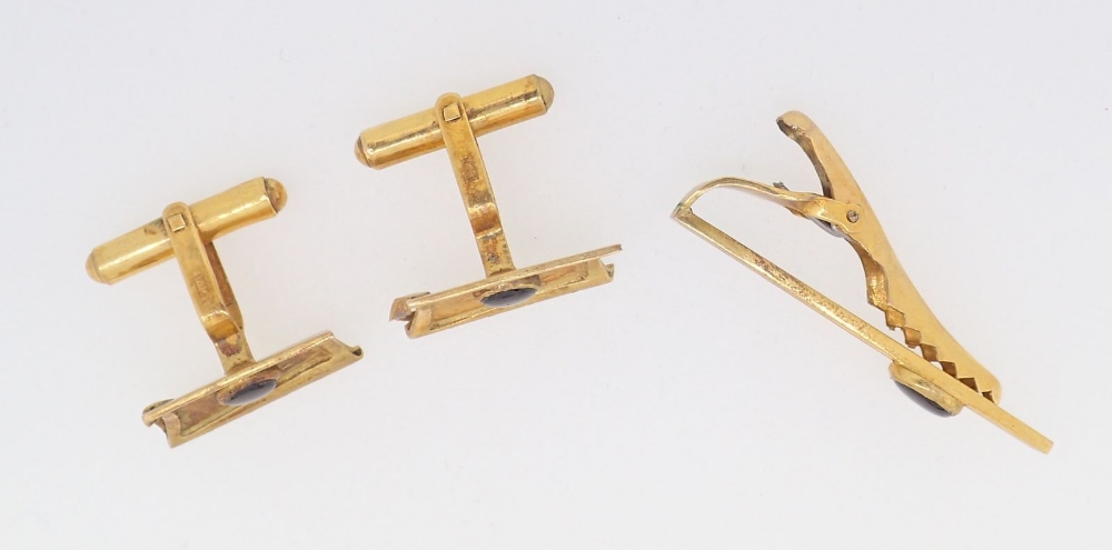 A pair of 14k gold stone set cufflinks and tie pin, 10g - Image 2 of 3