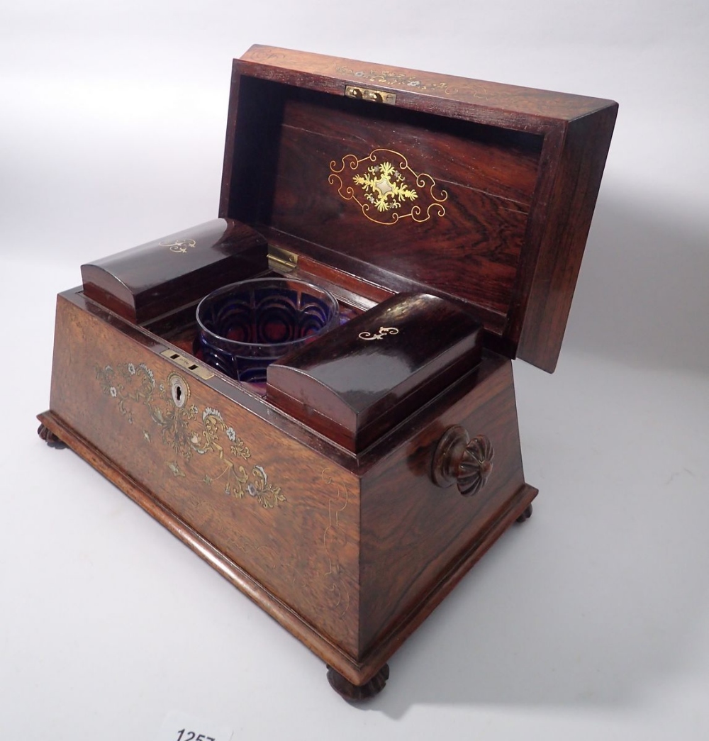 A 19th century fine rosewood sarcophagus form tea caddy with brass and mother of pearl inlay, fitted - Image 4 of 5