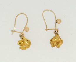 A pair of 22 carat gold nugget earrings, 2g