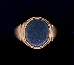 A 9 carat gold signet ring set bloodstone, 2.9g, size N