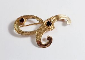 An 18 carat gold red stone brooch stamped 192VIFIBO 750 to reverse, 2.3g, 3.5cm