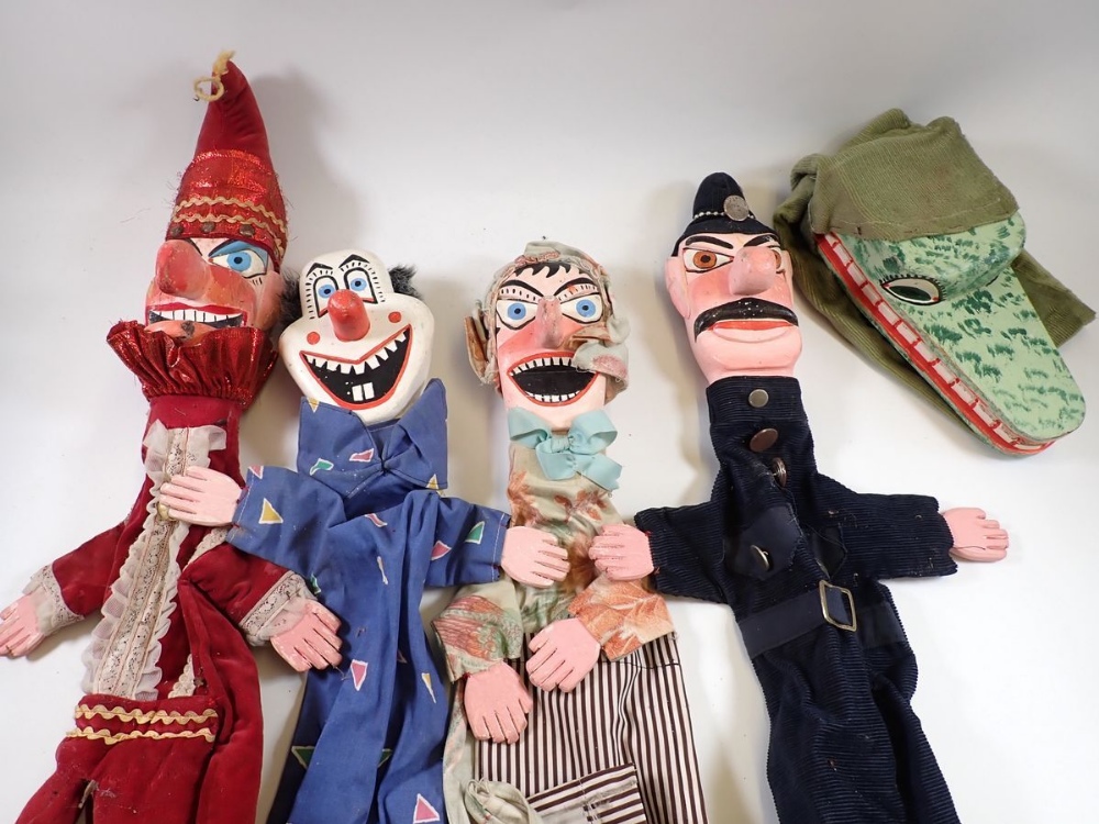 A vintage set of five large painted wood Punch & Judy hand puppets - Image 2 of 2