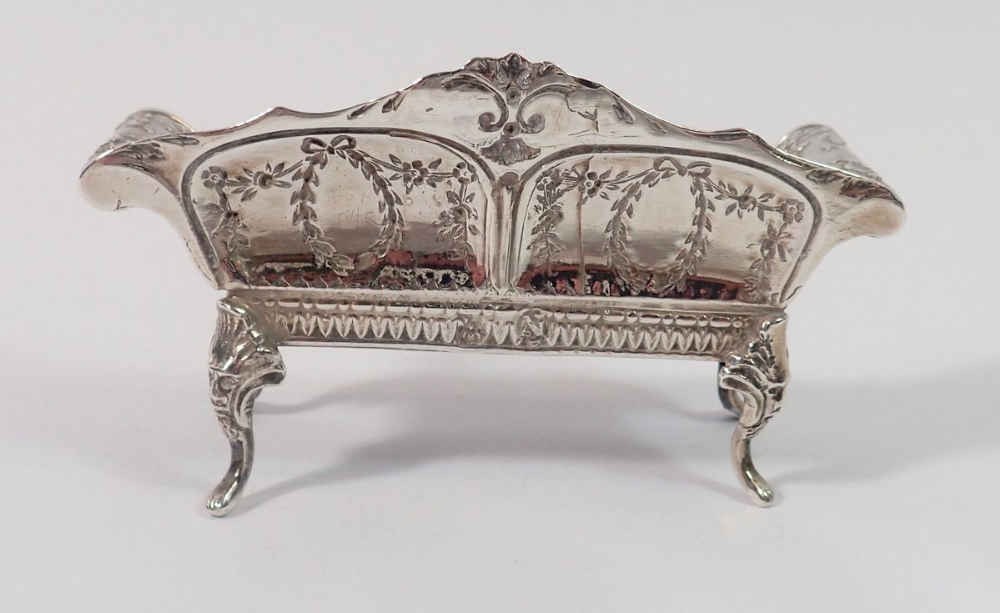 A miniature silver sofa, London 1901 by JGP - 8.5cm wide, 37g - Image 2 of 3