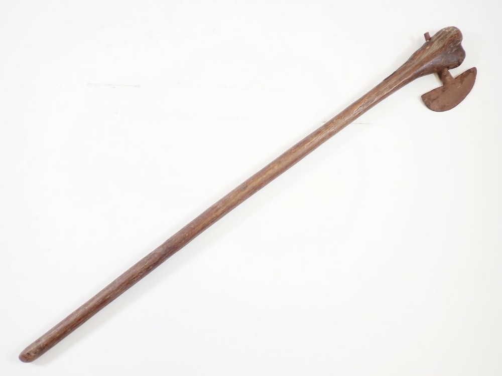 An antique tribal fighting axe with wooden handle and metal head, 67cm - Image 2 of 4