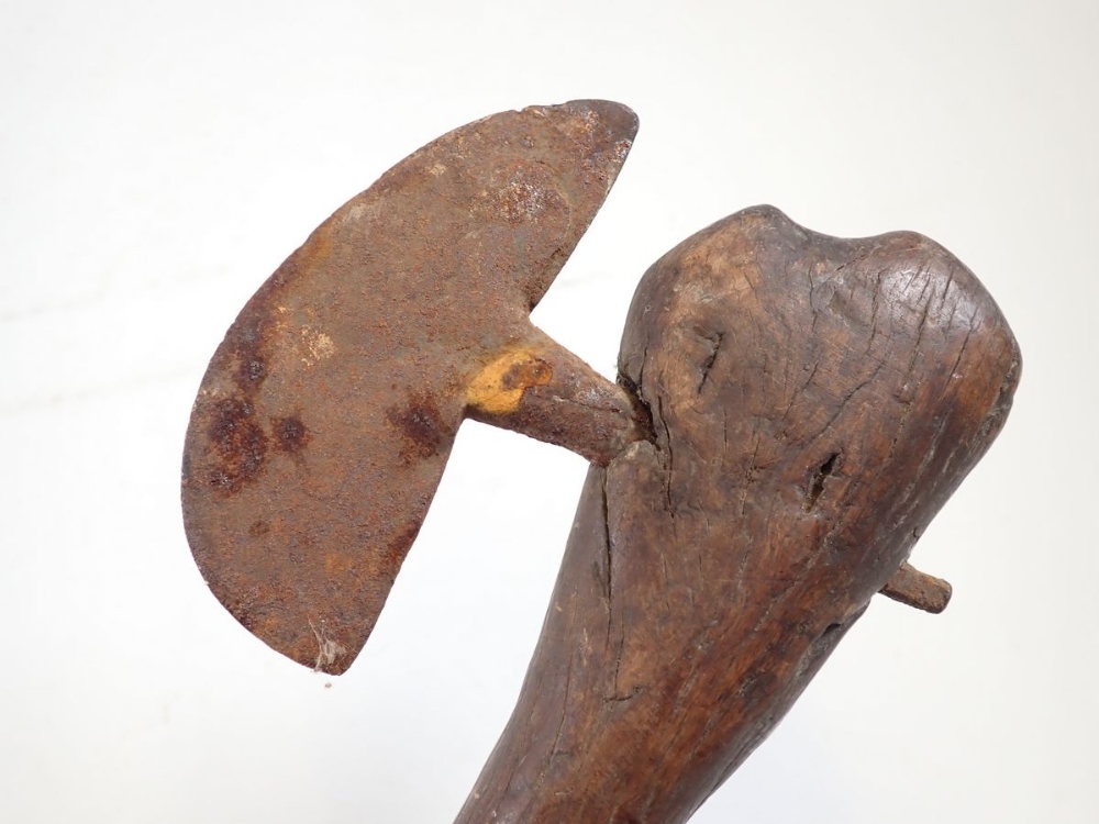 An antique tribal fighting axe with wooden handle and metal head, 67cm - Image 4 of 4