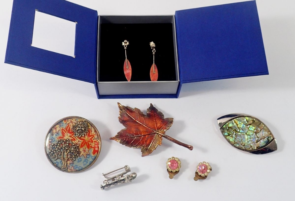 A small group of costume jewellery including brooches and earrings