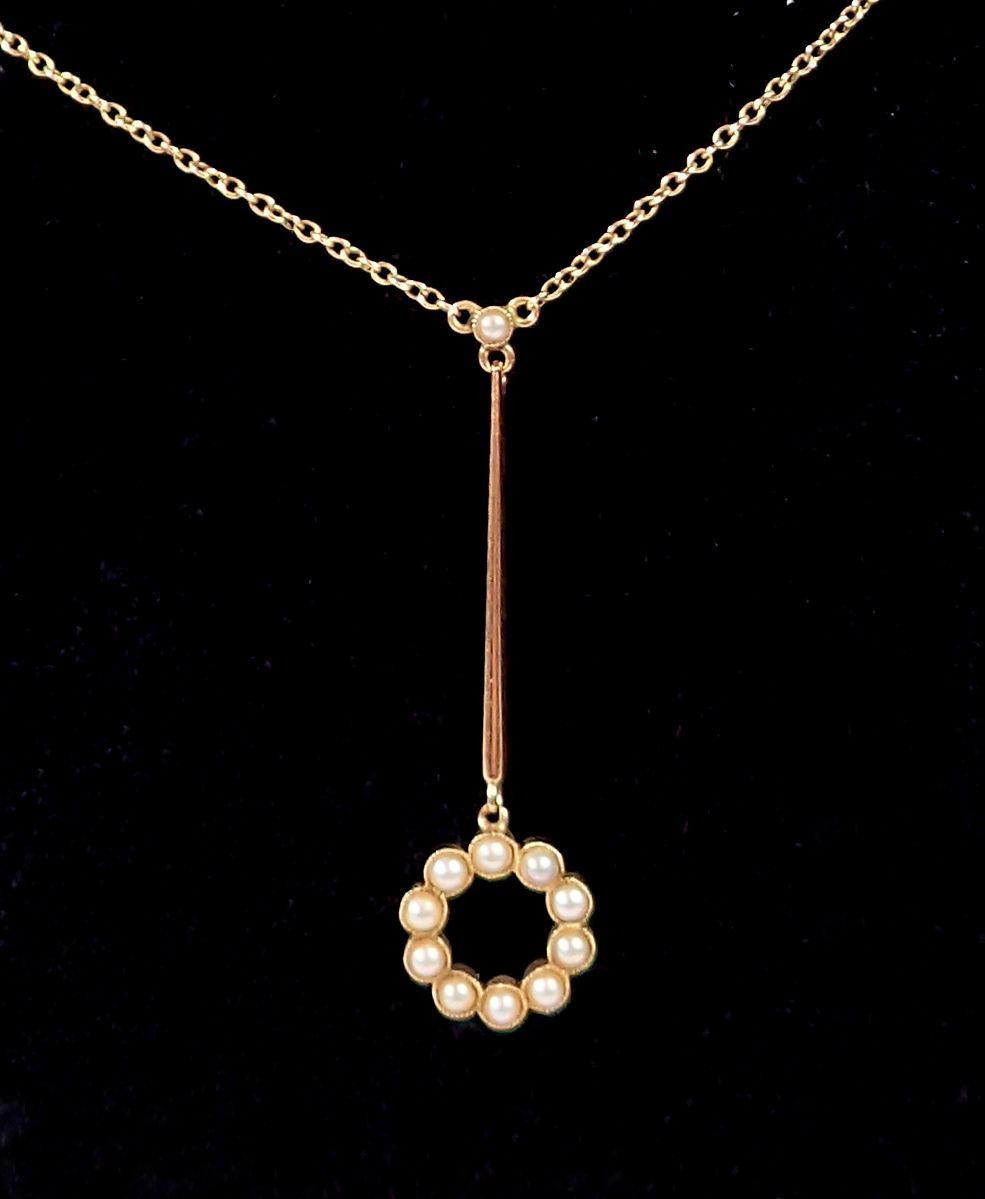 A 9 carat gold pearl set pendant and chain, 2.8g, 4cm drop