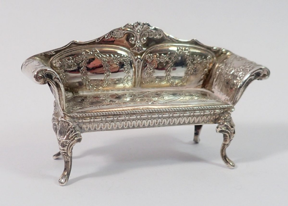 A miniature silver sofa, London 1901 by JGP - 8.5cm wide, 37g