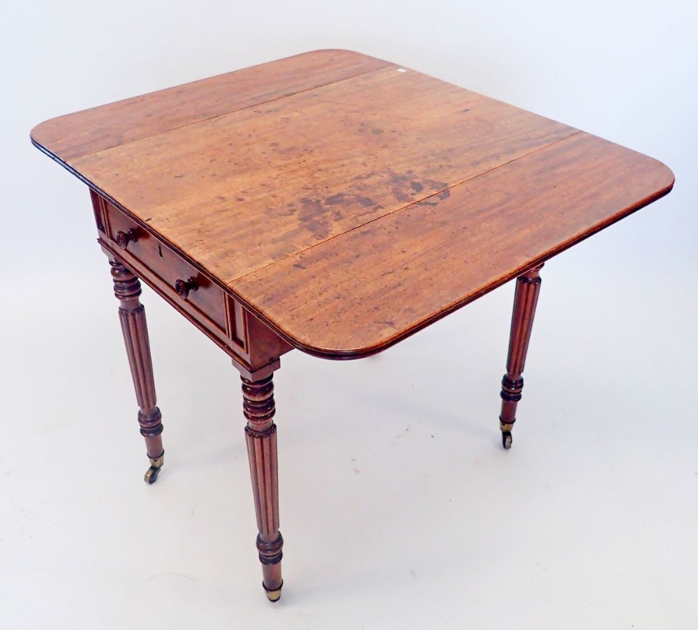 An early 19th century mahogany Pembroke table in the manner of Gillows with reeded legs and castors, - Image 3 of 3