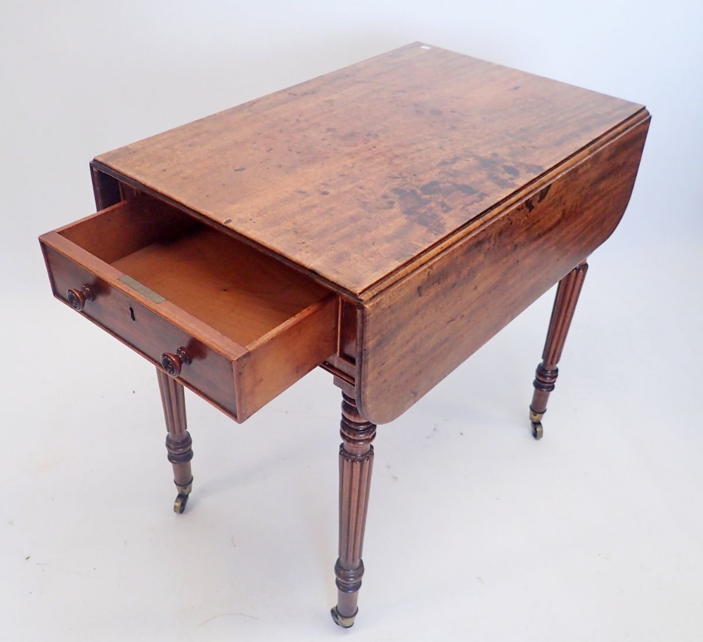 An early 19th century mahogany Pembroke table in the manner of Gillows with reeded legs and castors, - Image 2 of 3